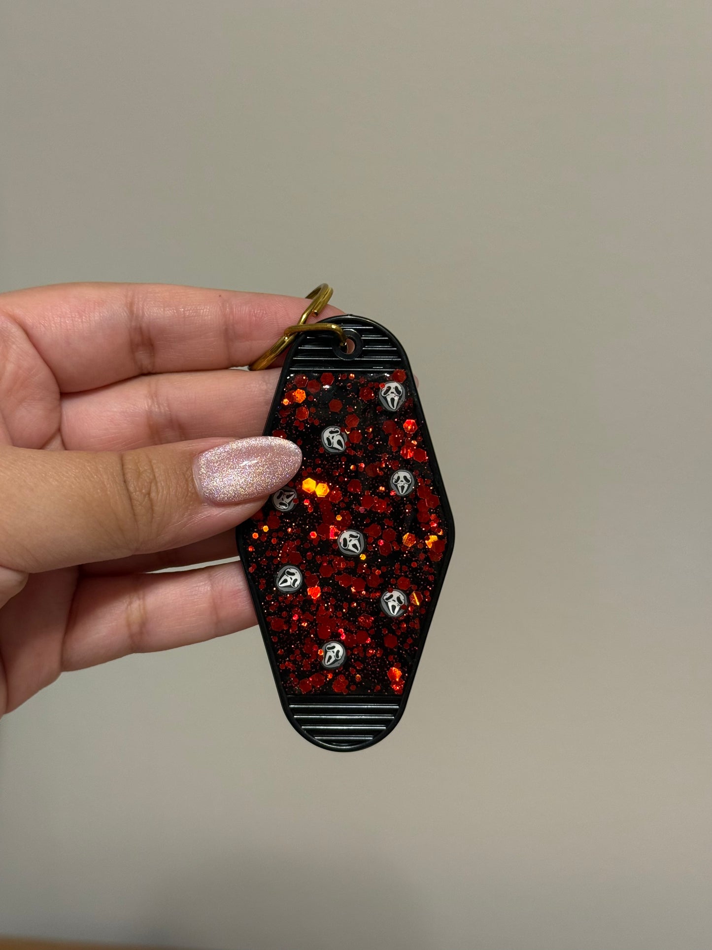 SPOOKY FACE - MOTEL KEYCHAIN